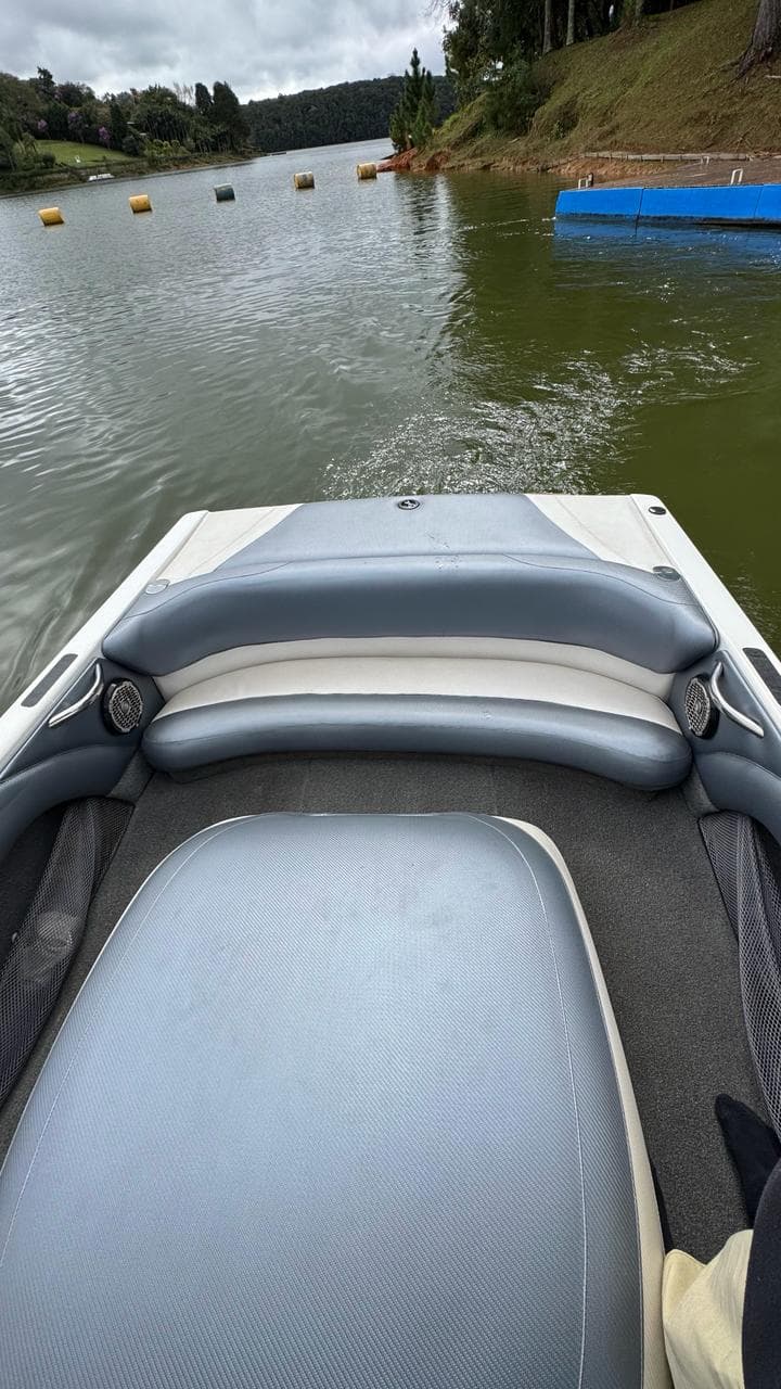 Sofá da popa de um barco de wake com a represa ao fundo